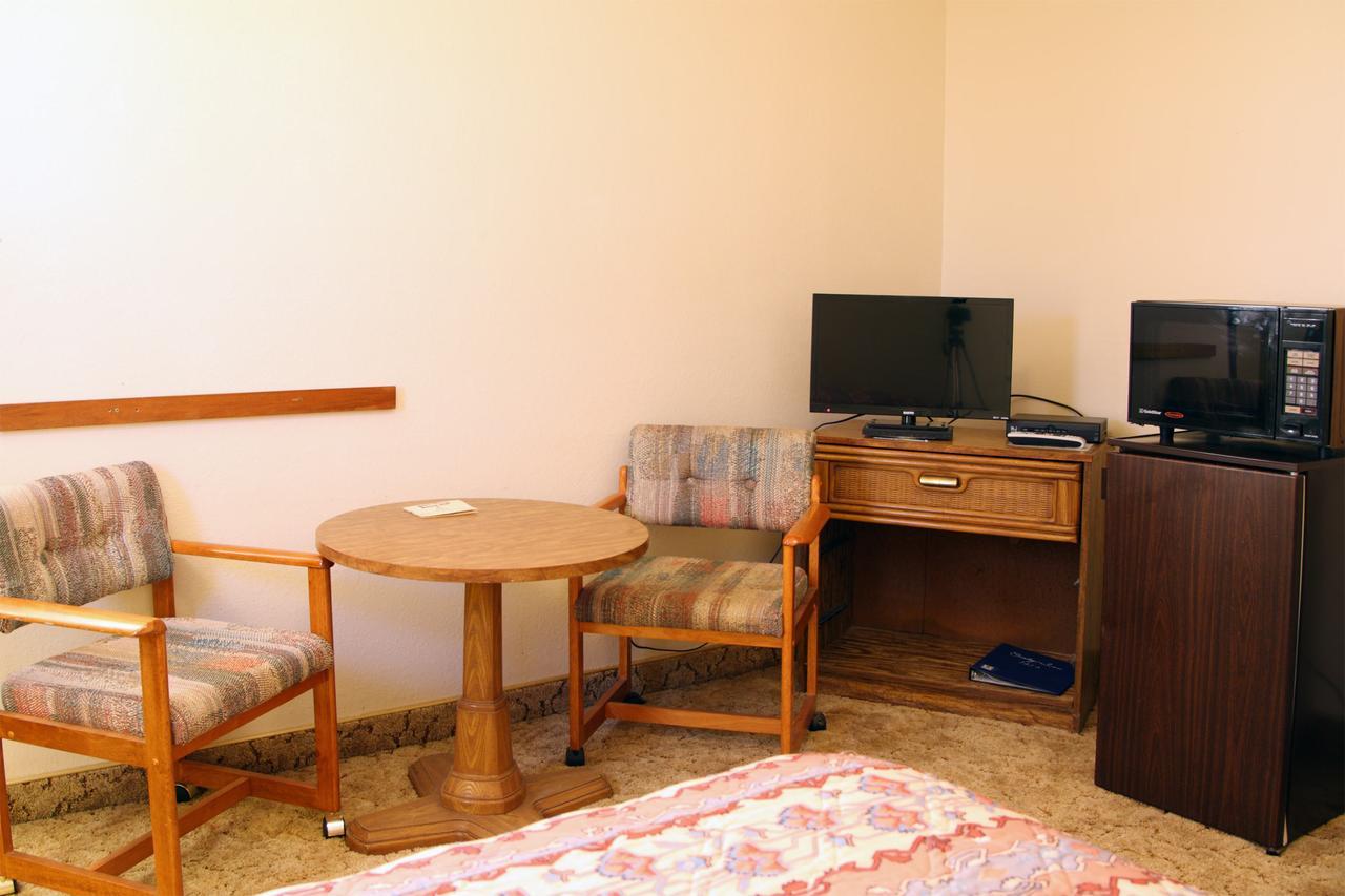 Dove Creek Inn エクステリア 写真