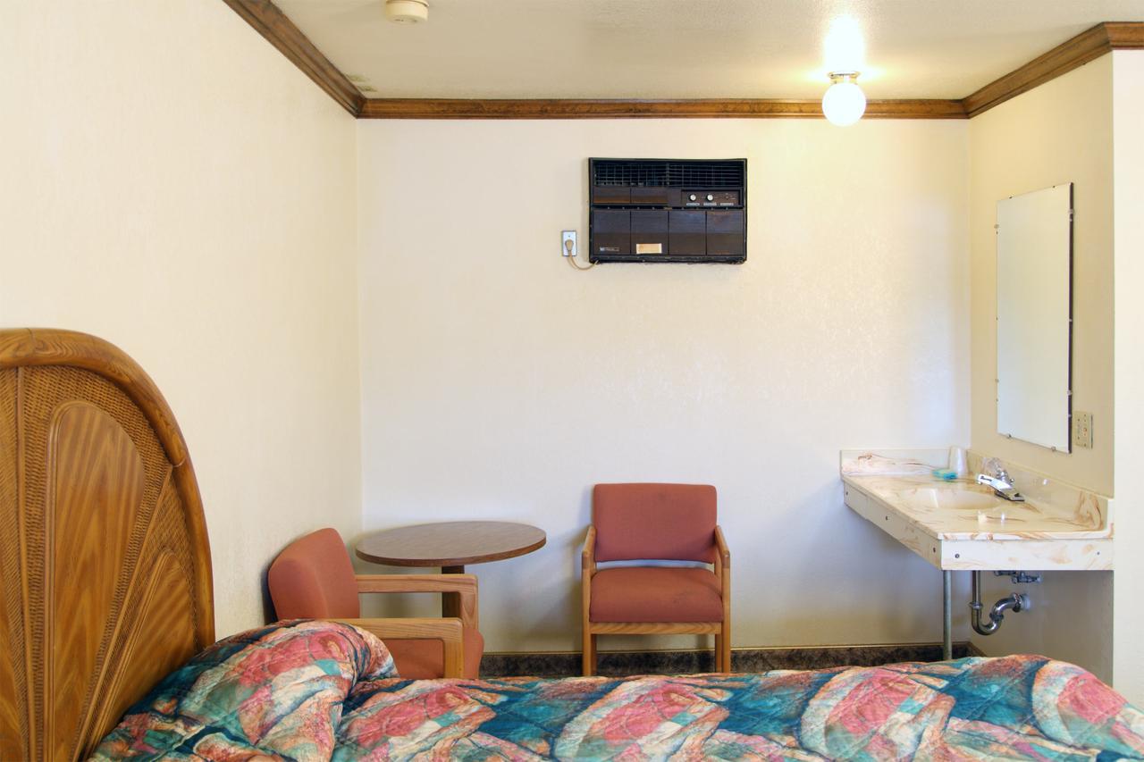 Dove Creek Inn エクステリア 写真