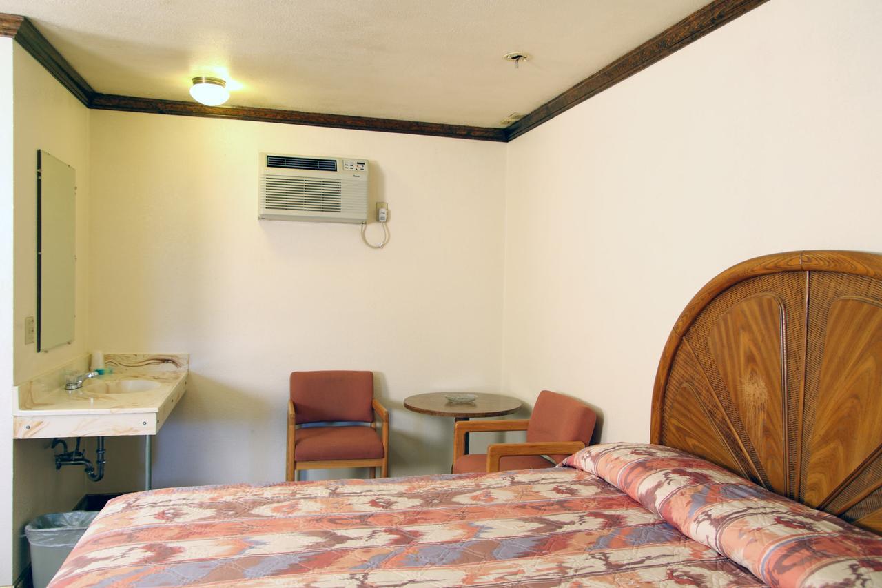 Dove Creek Inn エクステリア 写真