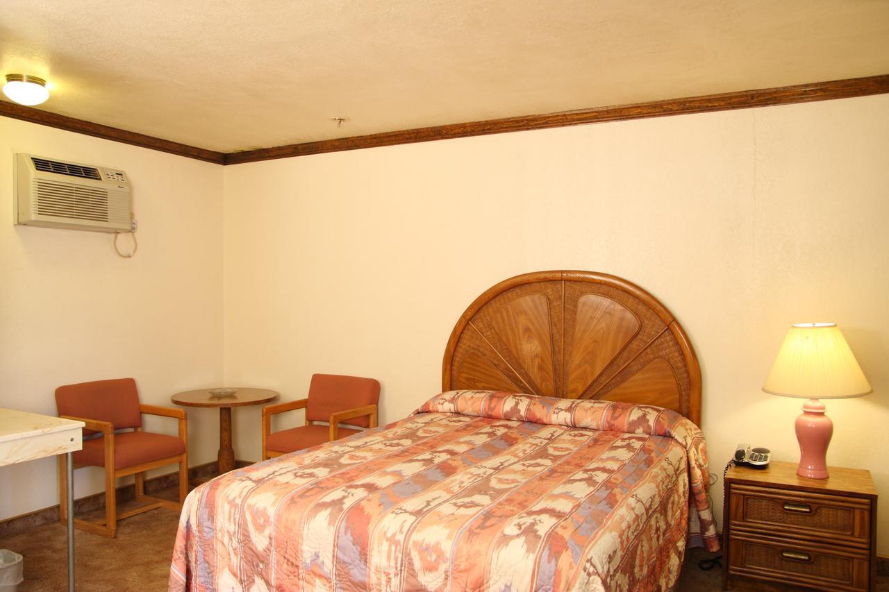 Dove Creek Inn エクステリア 写真